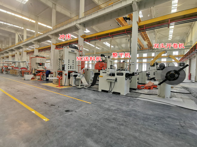 雙頭開卷機(jī)厚板矯正機(jī)伺服NC送料機(jī)配沖床生產(chǎn)線（散熱片自動化生產(chǎn)線）