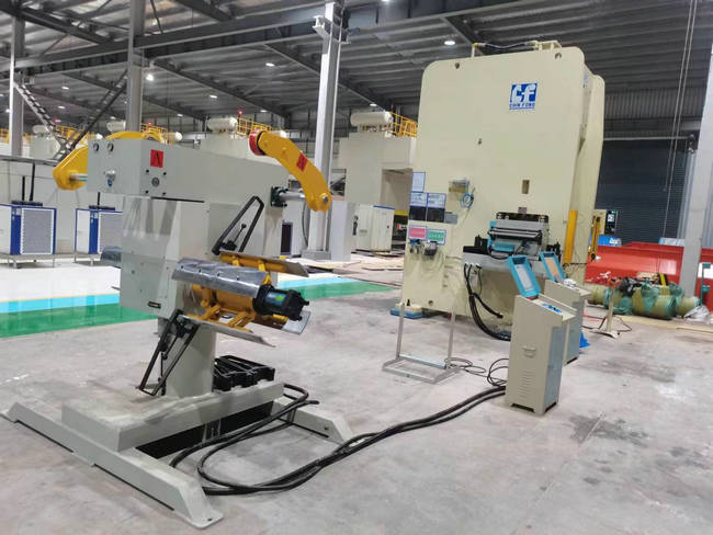 鋁殼 蓋板沖壓線 自動雙頭開卷機(jī)伺服偏擺送料機(jī)自動化生產(chǎn)設(shè)備