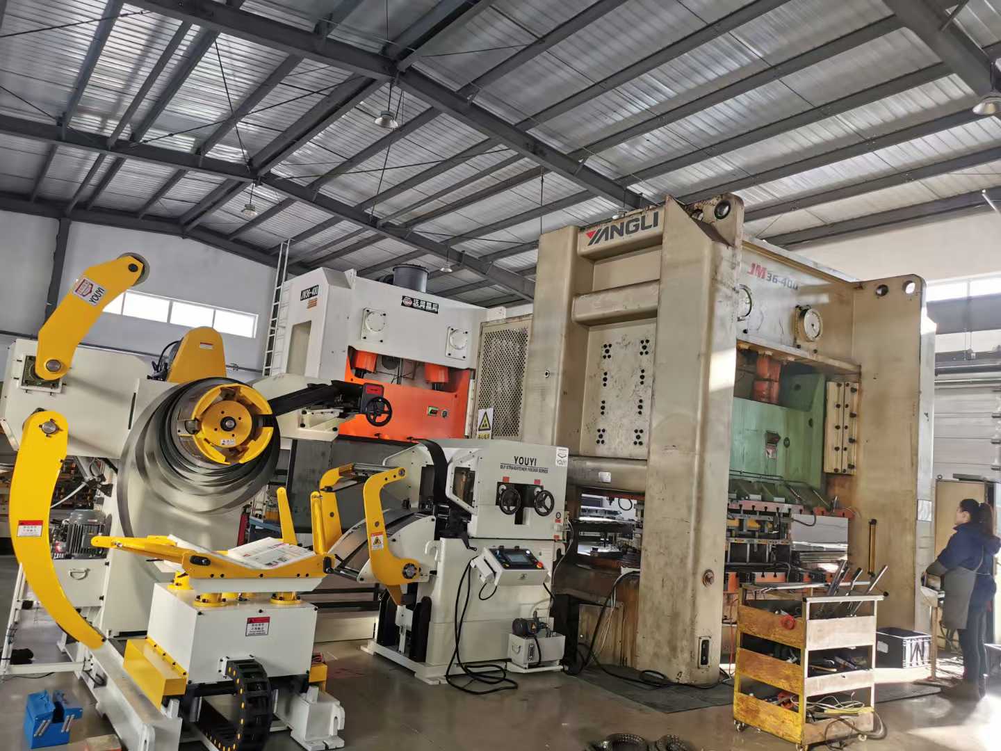 三合一沖床自動(dòng)送料機(jī)出現(xiàn)送料不準(zhǔn)情況要如何快速解決？