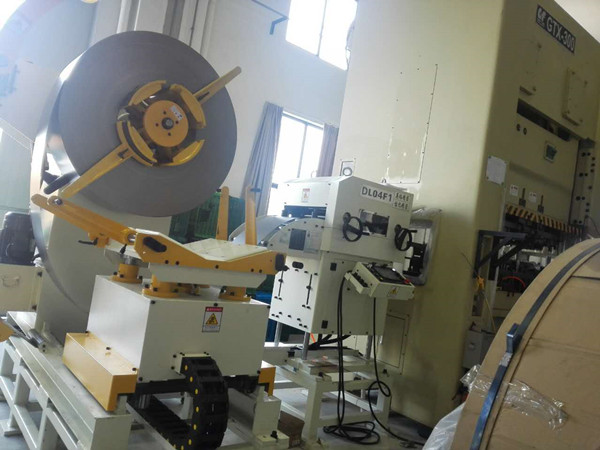 薄板沖床三合一送料機(jī)全解析：卷料到?jīng)_壓如何實(shí)現(xiàn)‘無人化’生產(chǎn)？